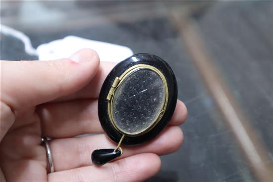 Four tortoiseshell pique items of jewellery (a.f.) including heart brooch and other jewellery including a mourning locket etc.